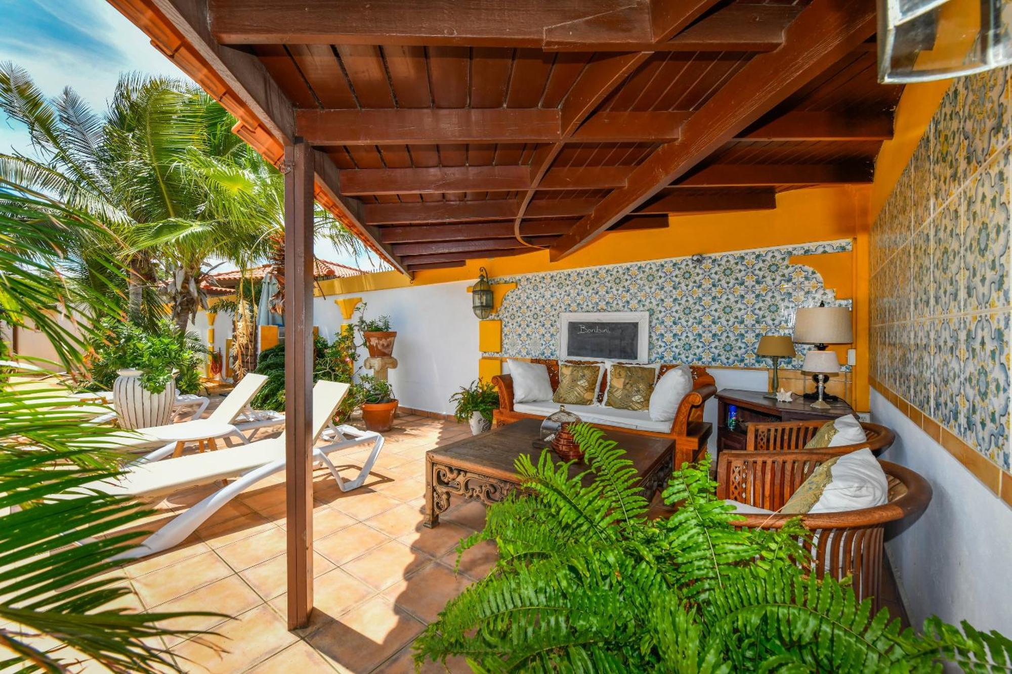 Brisas Studio Apartments (Adults Only) Palm Beach Luaran gambar