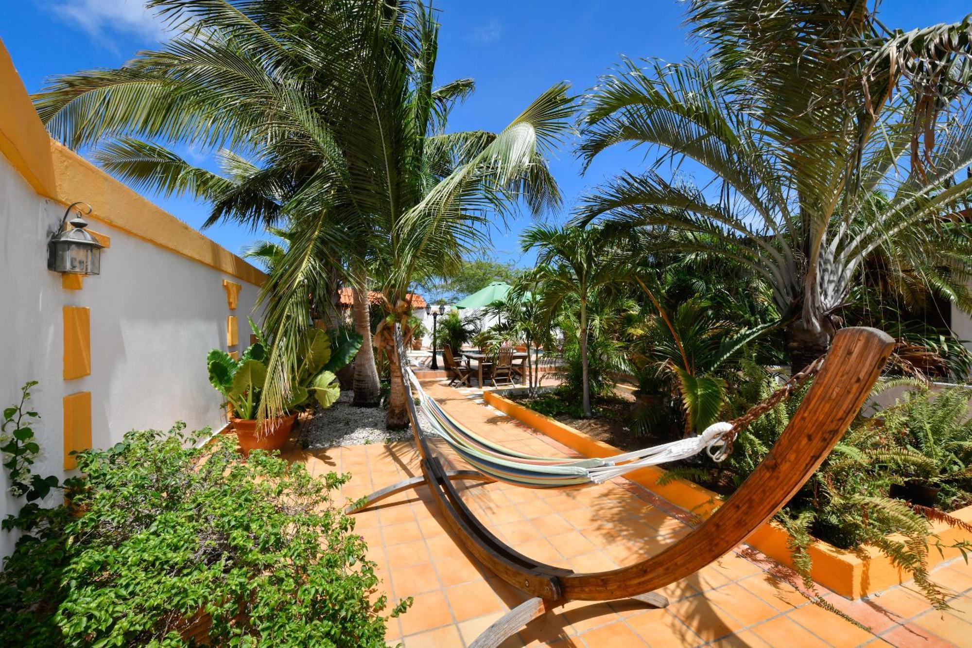 Brisas Studio Apartments (Adults Only) Palm Beach Luaran gambar