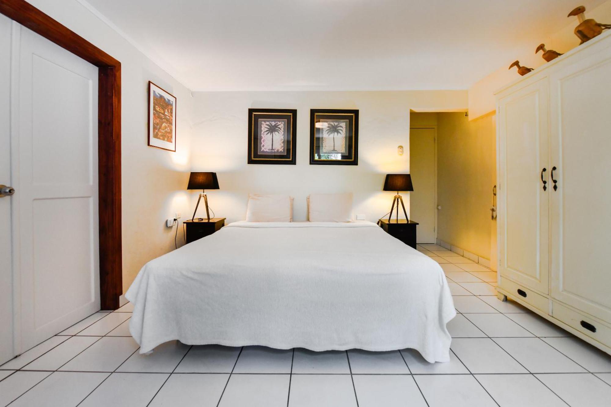Brisas Studio Apartments (Adults Only) Palm Beach Luaran gambar